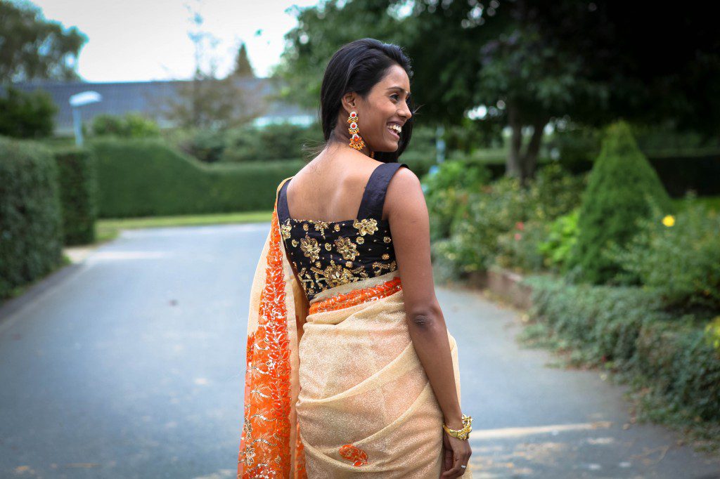 Guld og orange saree - outfit til Minnal show